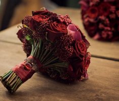 Букет невесты в бордовых тонах: выбор подходящих цветов и оформление