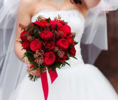 Букет невесты в красных тонах: для страстных и нежных натур
