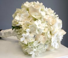 Белый букет невесты: значение и сочетание с нарядом