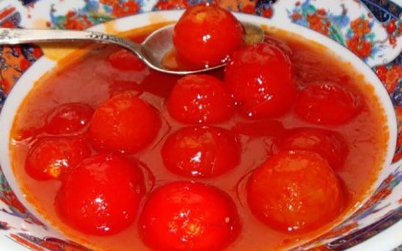 Малосольные помидоры в собственном соку.