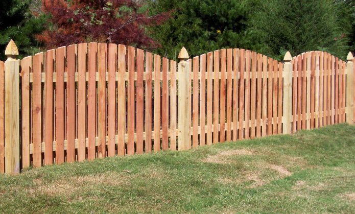 Полукруглый деревянный забор
