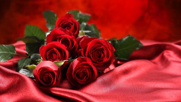 Букет из роз на красной скатерти