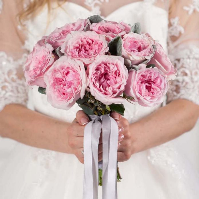 Свадебный букет из розовых пионовидных роз