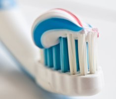 10 необычных способов применения зубной пасты: видео