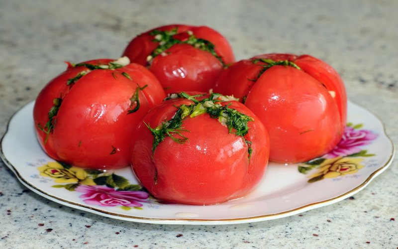 Консервированные фаршированные помидоры.